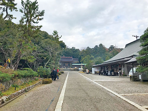 神門へとつながる参道