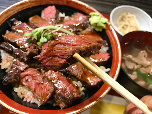 肉食堂ステーキ丼の牛肉