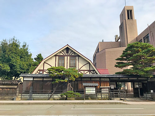 道路向こうから見た旧ウィン館