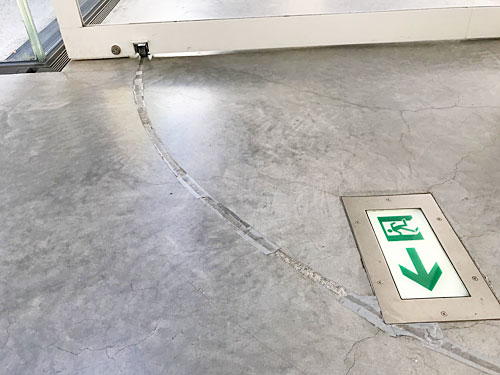 扉の車輪でできた床の溝