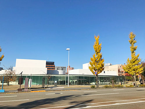金沢21世紀美術館を兼六園側から