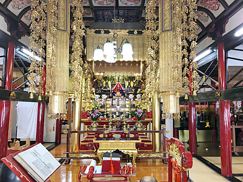 本堂内の須弥壇