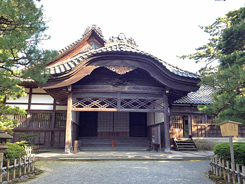 唐破風の豪華な玄関