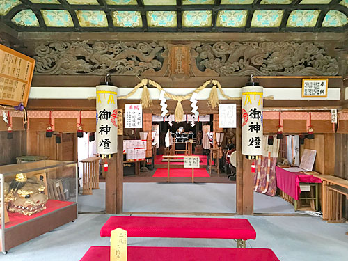 中村神社の拝殿内部