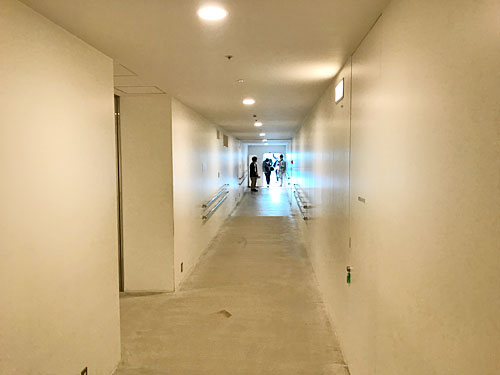 長い地下通路