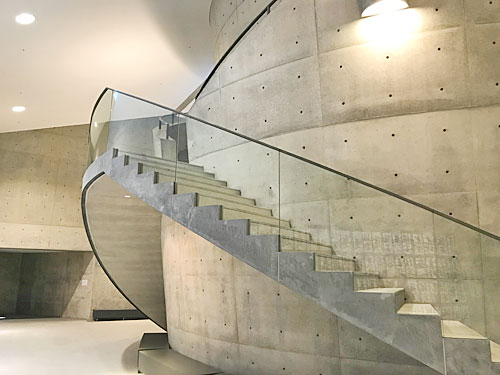 丸い構造のセミナーホール