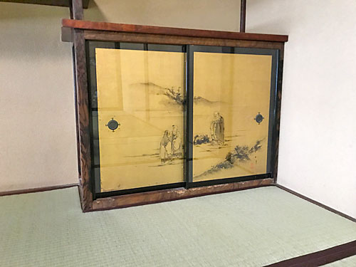 金地の扉を備えた地袋