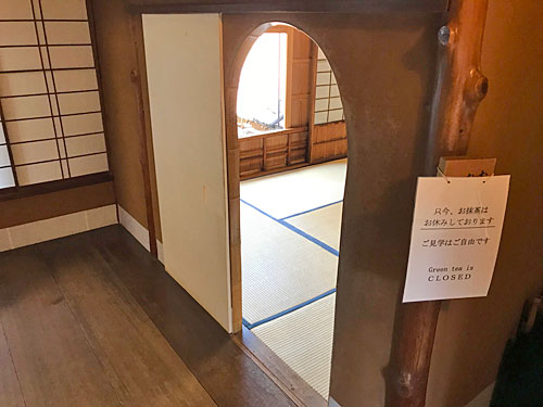 躙り口