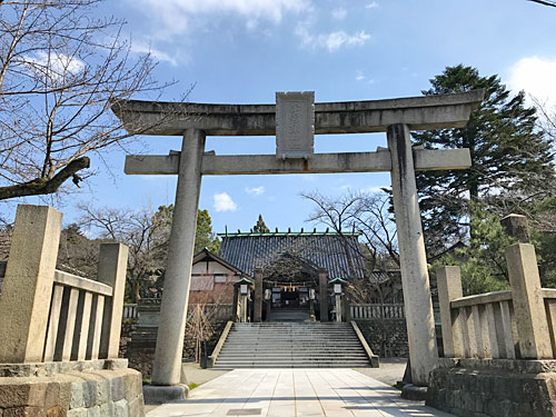 鳥居と拝殿