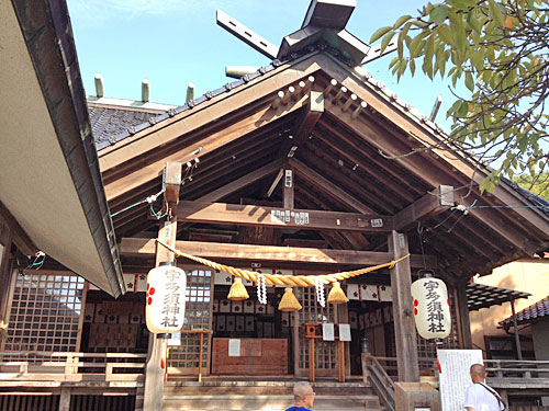 宇多須神社拝殿斜め正面