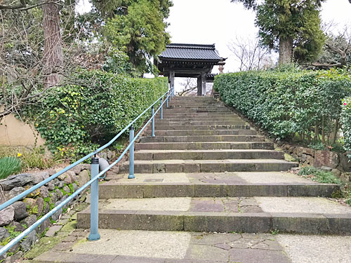 山門までのエントランス