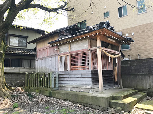 お稲荷さんを横から