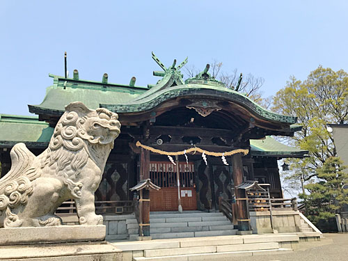 狛犬と拝殿