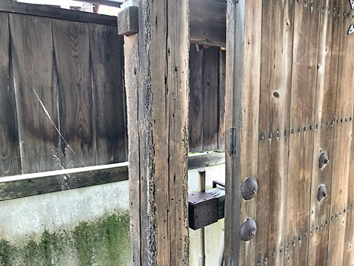 山門の古びた建材