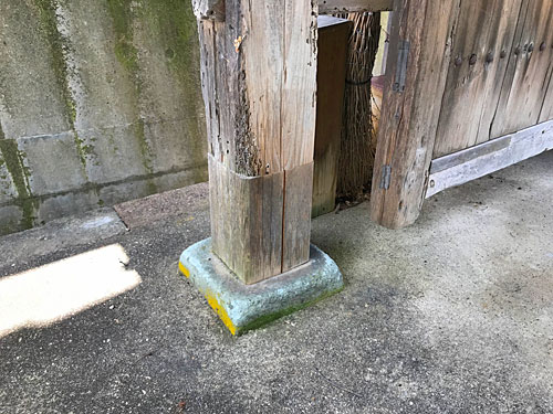 柱の根元の修繕の跡