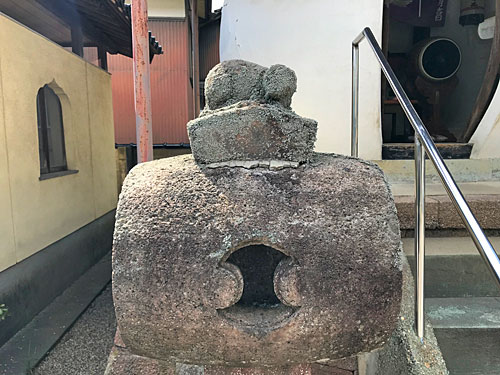 ネズミの石像