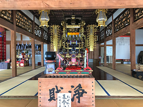 本堂内部の須弥壇