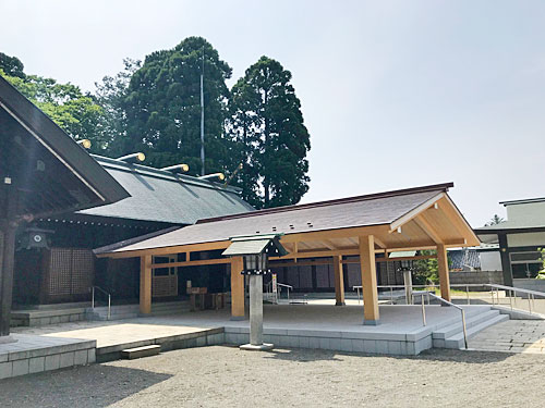 拝殿前の大きな向拝