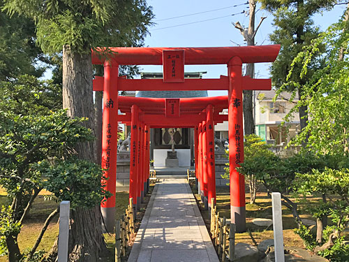お稲荷さんの社