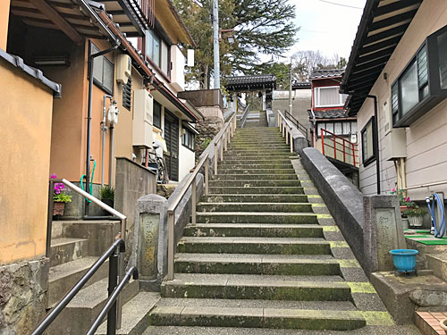 入口の急坂