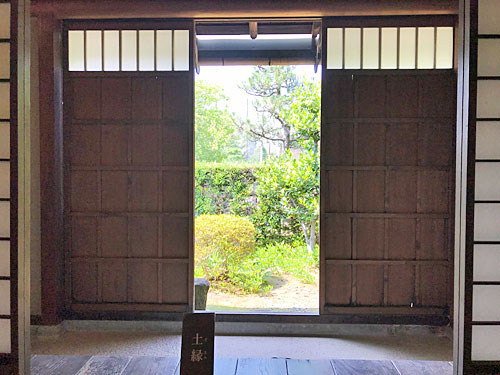 北面する庭