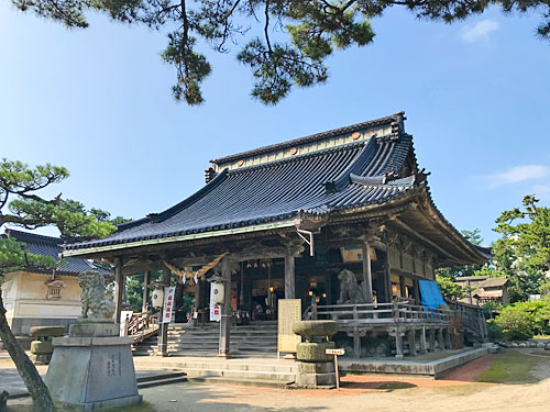 拝殿　斜め前から