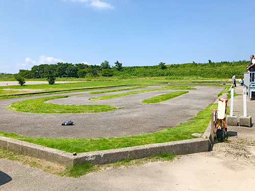 謎のラジコン広場