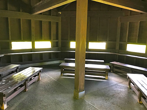 観察小屋内部