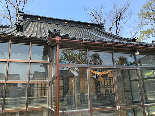 アルミサッシに覆われた拝殿