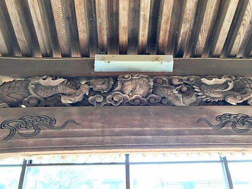 虹梁上の龍の彫刻