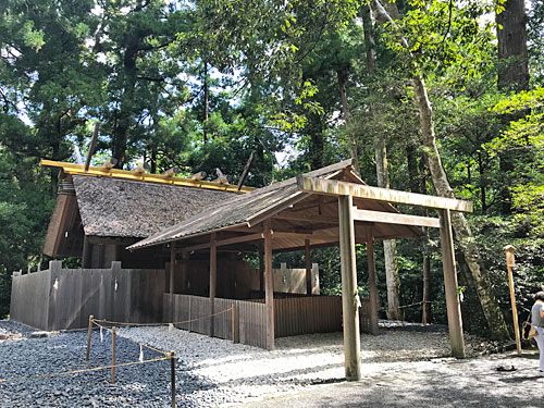 風宮　側面から