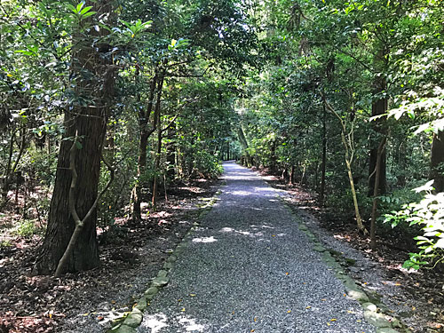 御厩の脇の細い道