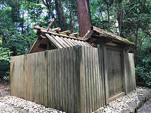 度会国御神社　斜め前から