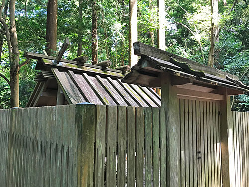大津神社　斜め前から