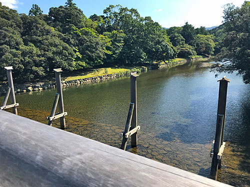 宇治橋の横の木除杭
