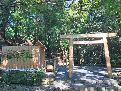 子安神社の側面