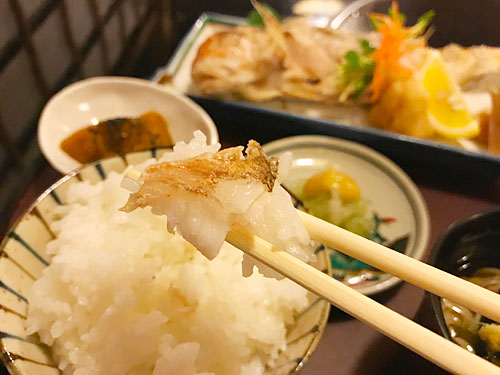甘鯛の塩焼をごはんと一緒に