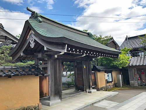 心蓮社の山門