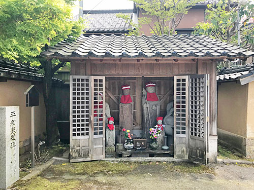 山門前の地蔵堂