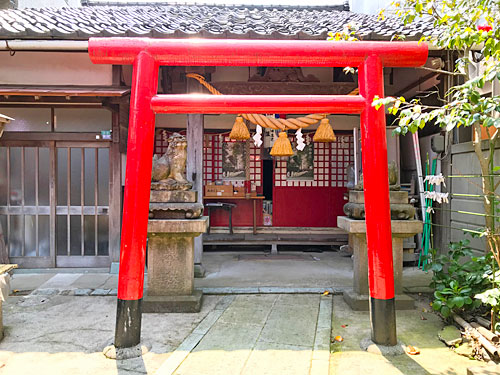 朱塗りの鳥居