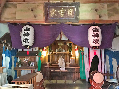 拝殿の内部