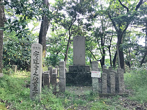 安達幸之助の碑