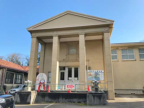 ギリシア神殿風の建物