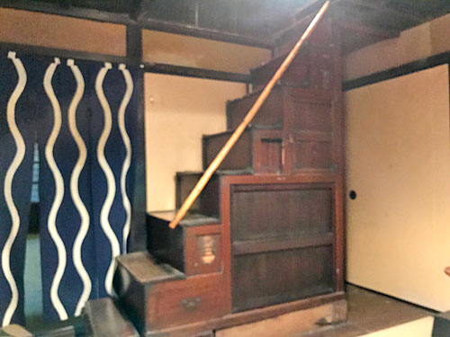 喜多家住宅の箱階段