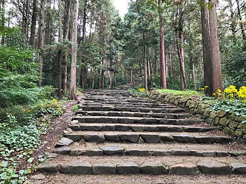 安土城の黒金門跡前の坂道