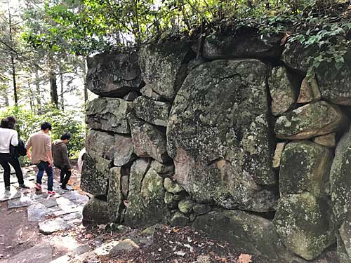 黒金門跡の石垣の鏡石