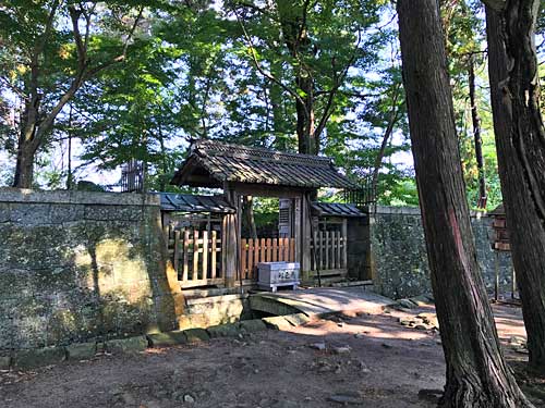 信長公本廟の門