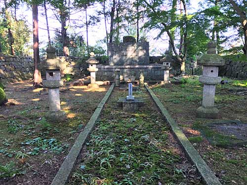 信長公本廟の内部
