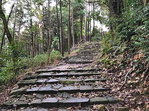 摠見寺跡入口の登坂