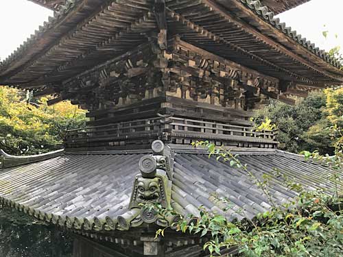 三重塔の屋根と軒下